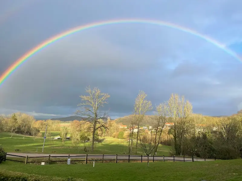 Photo d'un arc en ciel prise dans le jardin du Clos saint-Hubert