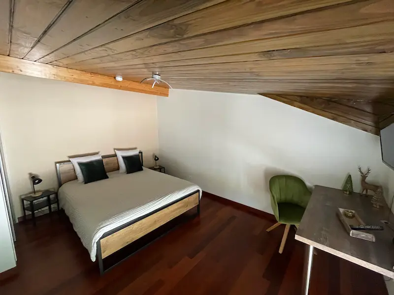 Chambre Sapinière avec lit double et bureau