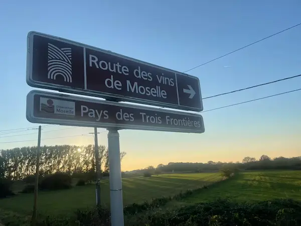 Photo du panneau de la Route des vins de Moselle et du Pays des Trois Frontières