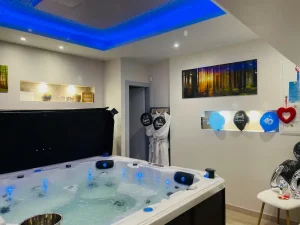 Spa de la forêt avec lumière bleu