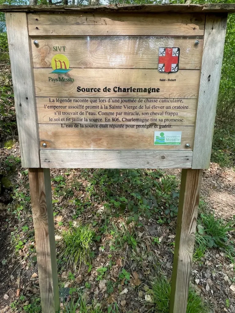 Panneaux de l'histoire de la source Charlemagne